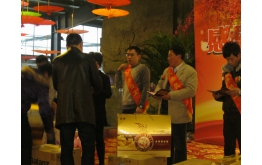 陈总为优良员工颁奖