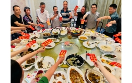 Company celebrates employee's birthday，Heart to heart communication